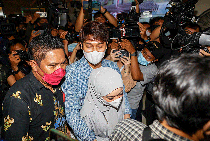 Pasangan suami istri dari kalangan artis Rizky Billar dan Lesti Kejora memenuhi panggilan penyidik Bareskrim Polri.