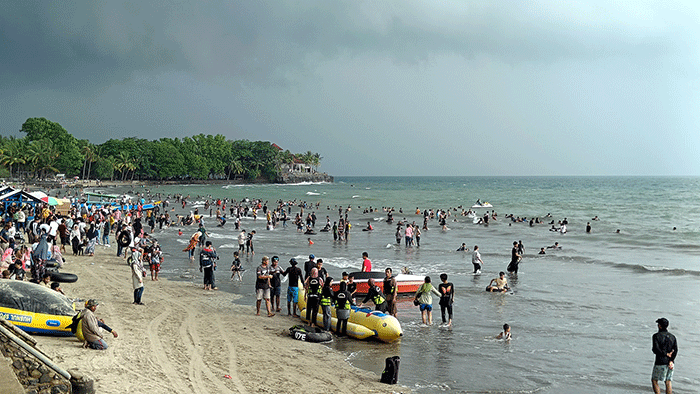 Cuaca Buruk, Dinas Pariwisata Imbau Hotel Pasang Rambu Peringatan di Kawasan Pantai (FOTO:MNC Media)