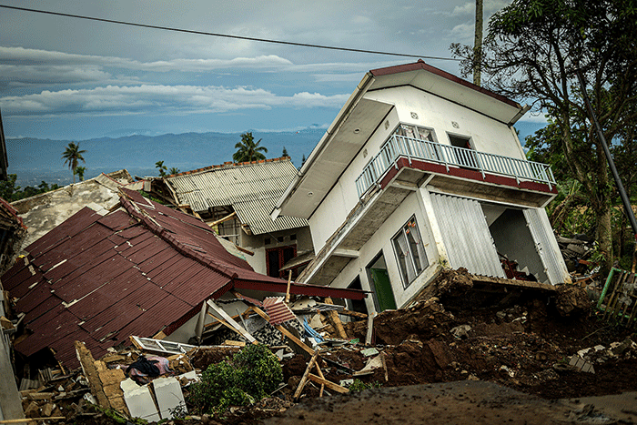 Sosok Rosidah, Juragan yang Bantu Korban Gempa Cianjur dengan Beri Beras Dagangannya. (Foto: MNC Media)