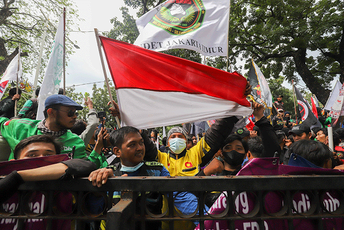 Tuntut Payung Hukum dan Legalitas, Ratusan Ojol Demo di Patung Kuda. (Foto: MNC Media)