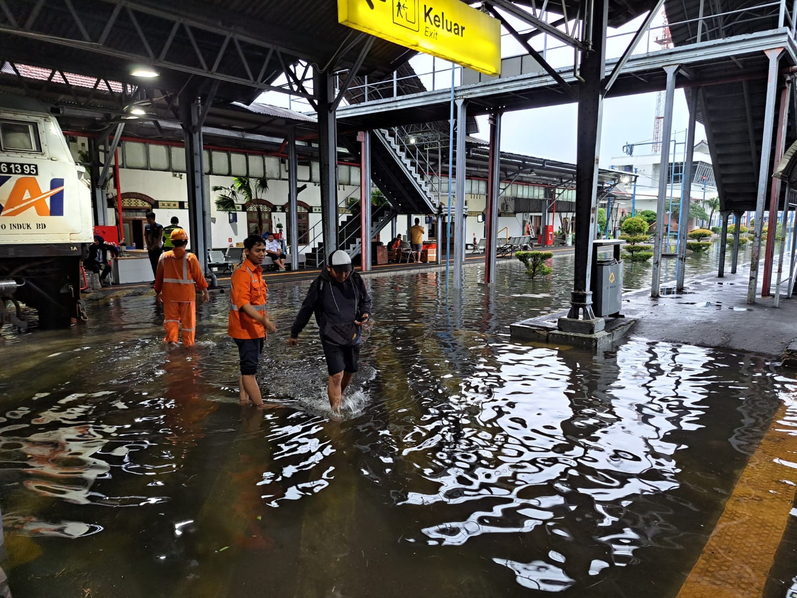 Banjir di Semarang, Akibatkan Perjalanan KA Jalur Pantura Terhambat. (Foto: MNC Media)