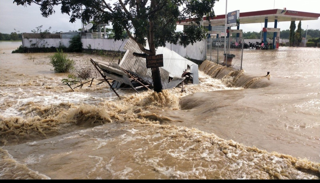 Hujan Lebat Guyur Sampang, Jalan Nasional Terendam Banjir. (Foto: MNC Media)