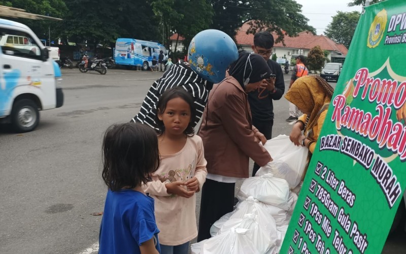 Warga membeli sembako murah (Fariz Abdullah/MPI)