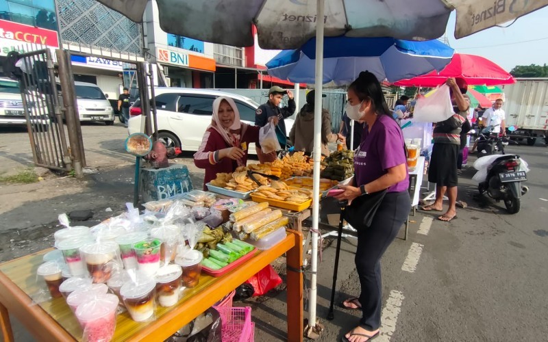Berburu takjil di wilayah Kebon Jeruk, Jakarta Barat di Ramadan hari pertama (Ismet Humaedi/MNC Media)
