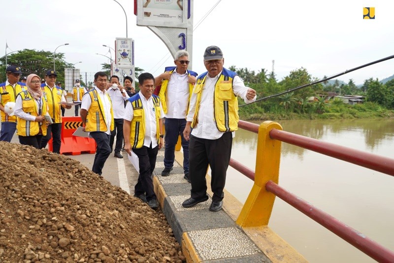 Menteri PUPR Basuki Hadimuljono meminta pemerintahan baru Prabowo Subianto melanjutkan pembangunan dua infrastruktur penting. (Kementerian PUPR)