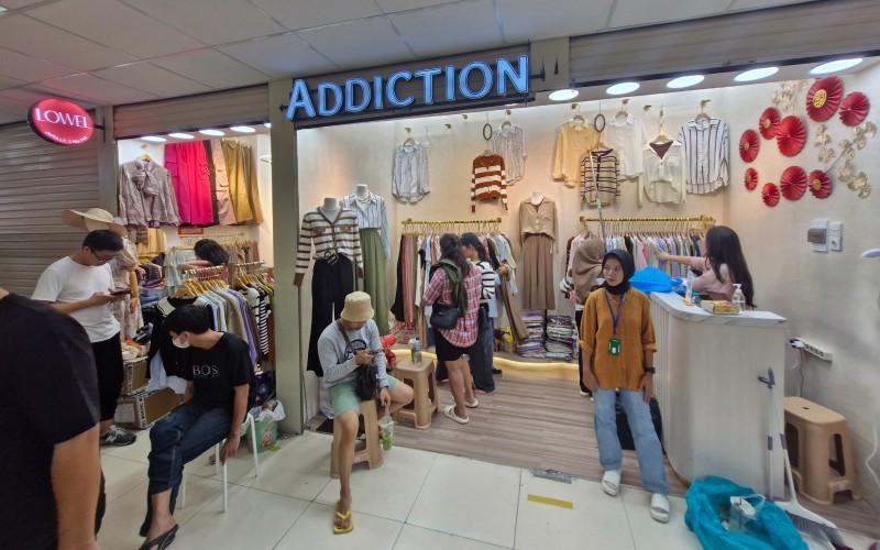 Pusat grosir eceran fesyen dengan konsep Little Bangkok di Pasar Tanah Abang, Jakarta Pusat, diserbu pembeli. (Suparjo Ramalan/MPI)
