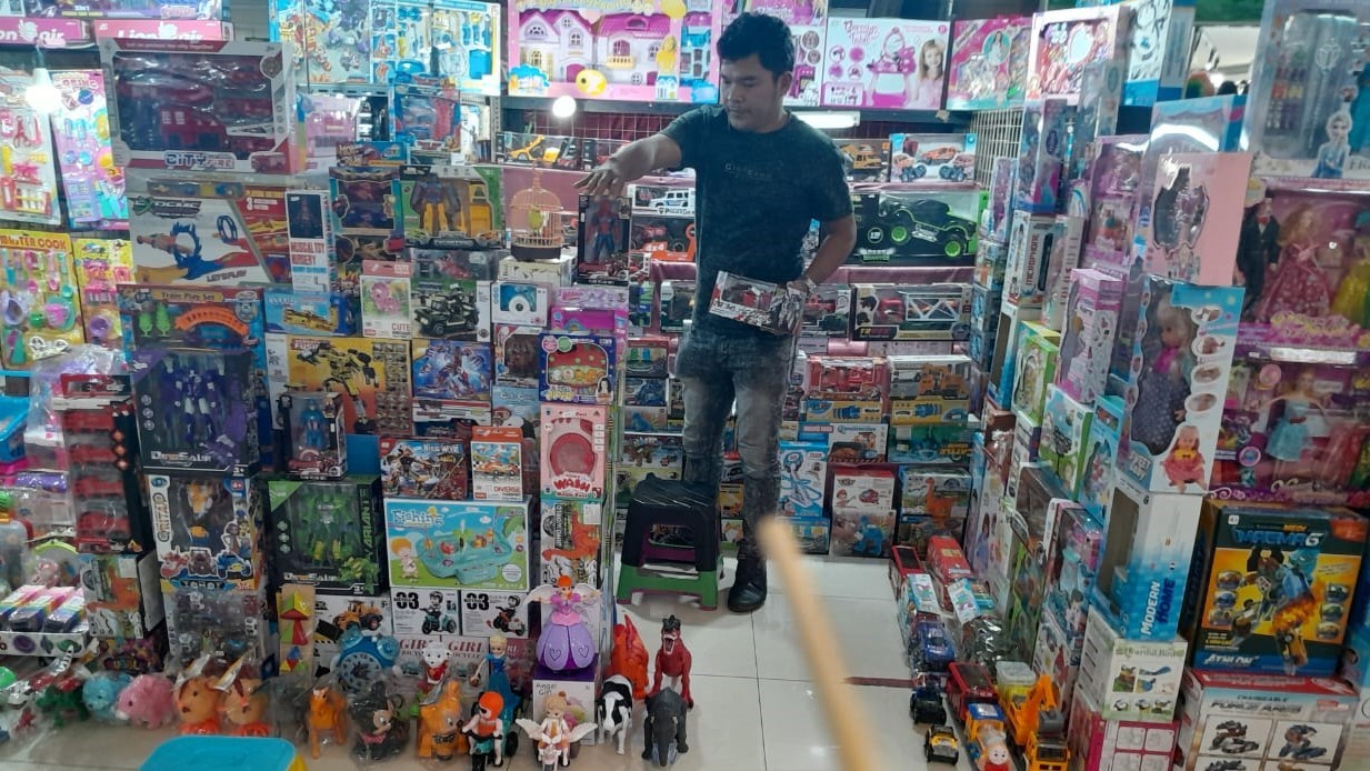 Maksimalkan Cuan Ramadan, Pedagang Mainan di Blok M Andalkan QRIS BRI (Foto: MNC Media)