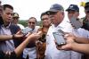 Digoda Jokowi, Menteri Basuki Kepincut Beli Kerajinan Sepatu Lokal. (Foto: MNC Media)