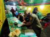 Satpol PP melakukan razia di rumah makan. (Foto: MNC Media)