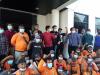 Ratusan sopir pengangkut sampah di Dinas Lingkungan Hidup dan Kebersihan (DLHK) menggelar demo di kantor DPRD, Senin (7/6/21).  (Foto: Nila Kusuma)