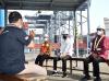 Presiden Jokowi berbincang dengan sejumlah sopir kontainer di perbatasan Dermaga Jakarta International Container Terminal  dan Terminal Peti. (Foto:  MNC Media)