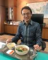 Duta Besar Jepang Untuk Republik Indonesia, Kenji Kanasugi  saat menikmati mie ayam. (Foto: Instagram)