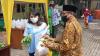 Agar Warga Mau Divaksin, Kelurahan Ancol Bagi-bagi Sembako dan Sayuran. (Foto: MNC Media)