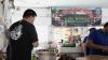 Warteg di Glodok  ini menjual harga makanan lebih mahal namun enak. (Youtube)