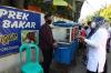 Menaker Ida Serahkan Bantuan TKM untuk Pedagang Kaki Lima di Jakarta