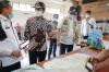 Wagub Emil Temukan Beras Bansos PPKM di Jatim Tak Layak Konsumsi. (Foto: MNC Media)