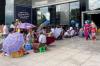 Krisis Ekonomi, Masyarakat Myanmar Ramai-ramai Kuras Tabungannya di Bank (FOTO: Reuters)