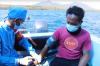 Petugas melakukan vaksinasi nelayan di tengah laut. (Foto: Chusna Muhammad)