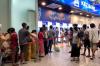 Penarikan uang oleh warga di Myanmar dibatasi 2 juta Kyat (Rp2,3 juta) seminggu.  (Foto:Reuters)