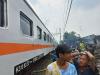 Sebanyak lima perjalanan Kereta Api Jarak Jauh (KAJJ) dan Kereta Rel Listrik (KRL) terhambat karena kebakaran. (Foto: Reffi Sandi)