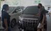 Kedatangan Billy justru mengundang kecurigaan Iis Dahlia karena berniat menjual salah satu mobil mewahnya.  (Foto: MNC media)