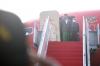 Pakai Sarung dan Jas, Jokowi Berangkat ke Muktamar Ke-34 NU di Lampung. (Foto: Setpres Istana)