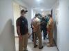 Buru Pasien Positif Omicron, Begini Suasana Pengepungan di Green Bay Pluit. (Foto: MNC Media)
