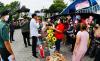 Presiden Joko Widodo (Jokowi) menyapa para pedagang yang tengah berjualan di Pasar Umum Purwodadi, Jawa Tengah, Rabu (5/1/2022).