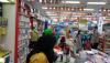 Jelang pembelajaran tatap muka (PTM) 100 persen di Kota Bandung, toko buku banyak diserbu pembeli.  (Foto: Arif B)