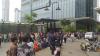 Sumur Banten Digoyang Gempa, Karyawan Perkantoran Berhamburan Keluar Gedung. (Foto: MNC Media)