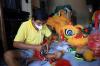 Imlek di Saat Covid-19 Meroket Lagi, Orderan Topeng Barongsai Sepi Pesanan. (Foto: MNC Media)