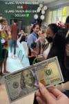 Nagita Slavina membagikan uang USD100 ke karyawannya. (Foto: MNC Media)