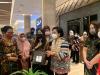 Ditemani Devi Pandjaitan, Wamenparekraf Angela Tinjau Bazzar Ramadan UMKM di Mega Kuningan (FOTO: MNC Media)