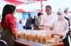 Sambangi Usaha UMKM di Wakatobi, Jokowi Borong Abon Ikan Tuna. (Foto: BPMI Kepresidenan)