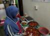 Imbas Pedasnya Harga Cabai, Pedagang Sambal Terpaksa Kurangi Produksi (FOTO:MNC Media)