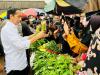 Berkunjung ke Pasar Baros Serang, Jokowi Bagikan Bansos dan Cek Harga Minyak Goreng  (FOTO:Dok Ist)