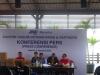 JNE Minta Maaf atas Kegaduhan Penguburan Beras Bansos di Depok. (Foto: Heri Purnomo/MNC Media)