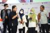 Erick Thohir bersama Menteri Investasi/Kepala BKPM Bahlil Lahadalia membagikan nomor induk berusaha (NIB) kepada para pelaku UMKM.