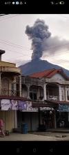 Gunung Kerinci Erupsi, Kolom Abu Capai 1.200 Meter. (Foto: Nanang Fahrurozi/MNC Media)