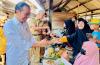 Kunjungi Pasar Mendenrejo, Jokowi Cek Harga dan Stok Bahan Pangan (FOTO: Setpres)