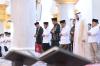 Momen Jokowi dan Keluarga Salat Idul Fitri di Masjid Raya Sheikh Zayed. (Foto MNC Media)