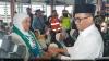 Menhub Bagi-Bagi Bunga Mawar ke Jamaah Haji RI di Bandara Soetta. (Foto Irfan Maulana/MPI)