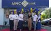 MNC Bank menyerahkan hadiah mobil kepada pemenang pada program Tabungan Dahsyat Arisan, Giok Moi.