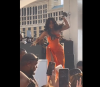 Harga Mikrofon Bekas Cardi B Hanya Rp7,5 Juta, Namun Dilelang hingga Tembus Rp1,51 Miliar. (Foto: TikTok)