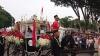 Kirab Pemindahan Bendera Merah Putih Disambut Warga dari Istana Merdeka ke Monas. (Foto: MNC Media)