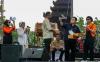 Menteri BUMN Erick Thohir pamerkan sepatu hasil rajutan buruh tani dan penyandang difabel (Kementerian BUMN)