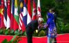 PM Timor Leste Xanana Gusmao mencium tangan Iriana Jokowi saat pembukaan KTT ASEAN ke-43 di Jakarta (Setkab). (Foto: Setpres)