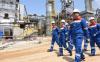 Wakil Menteri BUMN Kartika Wirjoatmodjo bersama Direktur Utama Pertamina Nicke Widyawati berbincang saat meninjau proyek Refinery Development Master Plan (RDMP)