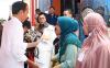 Presiden Joko Widodo menyerahkan bantuan pangan kepada keluarga penerima manfaat (KPM) di Gudang Bulog Sukamaju, Kota Palembang (Setkab)