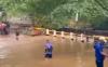 Jembatan penghubung antara Cinere, Kota Depok dengan Pondok Cabe, Pamulang, Tangerang Selatan lumpuh akibat banjir.